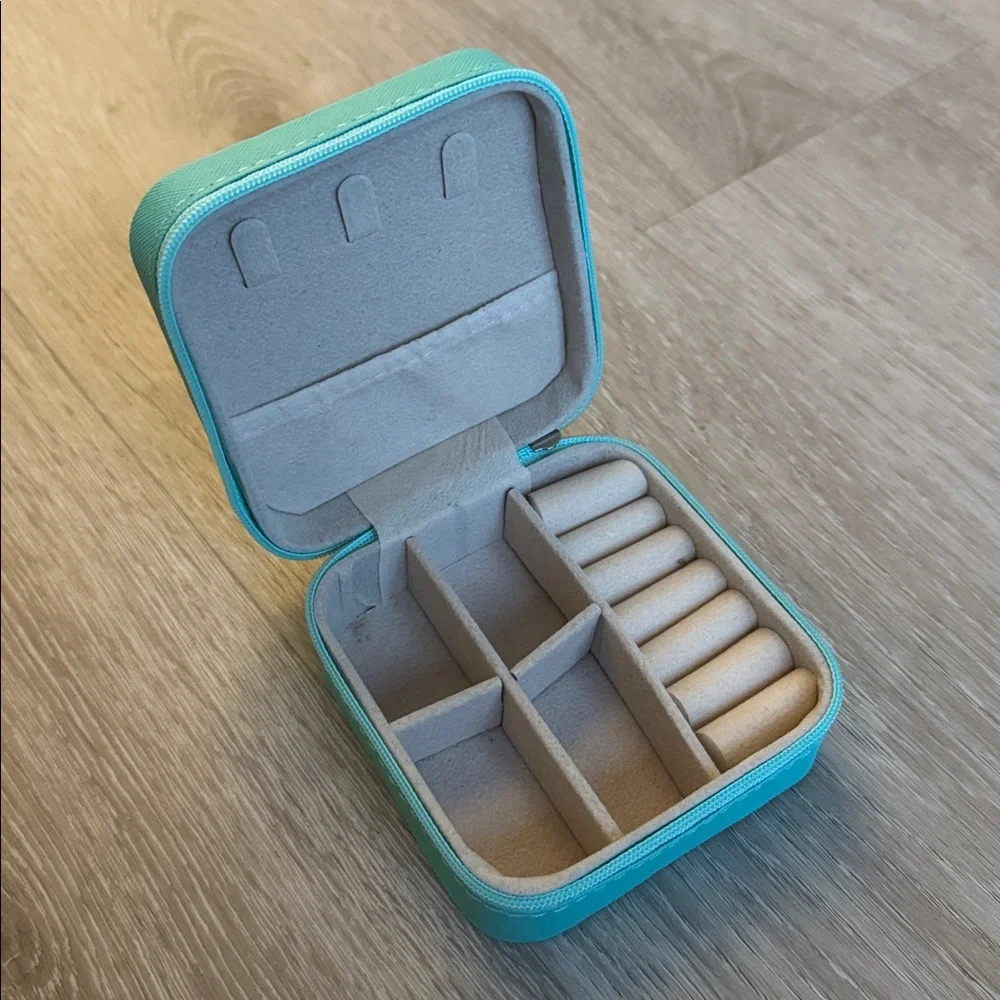 Compact Jewelry Storage Case NEW 🏷️